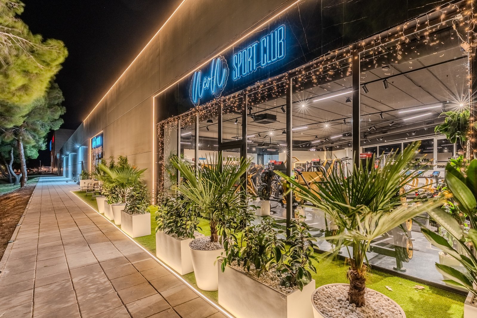 Exterior Gimnasio Neon Sport Club 2