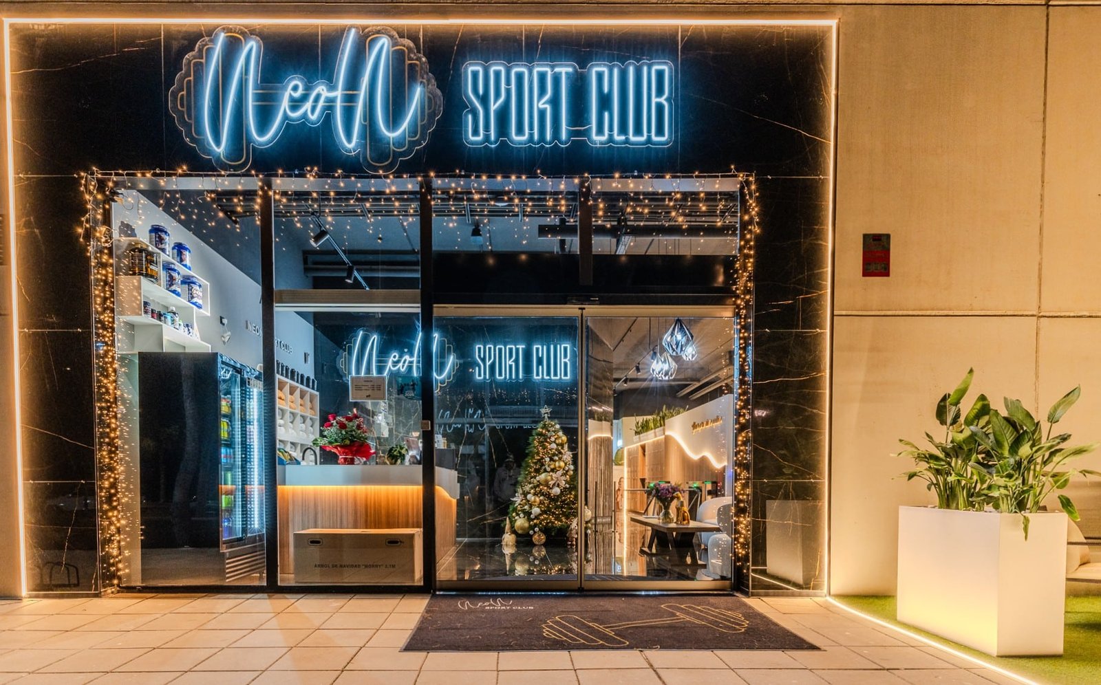 Exterior Gimnasio Neon Sport Club
