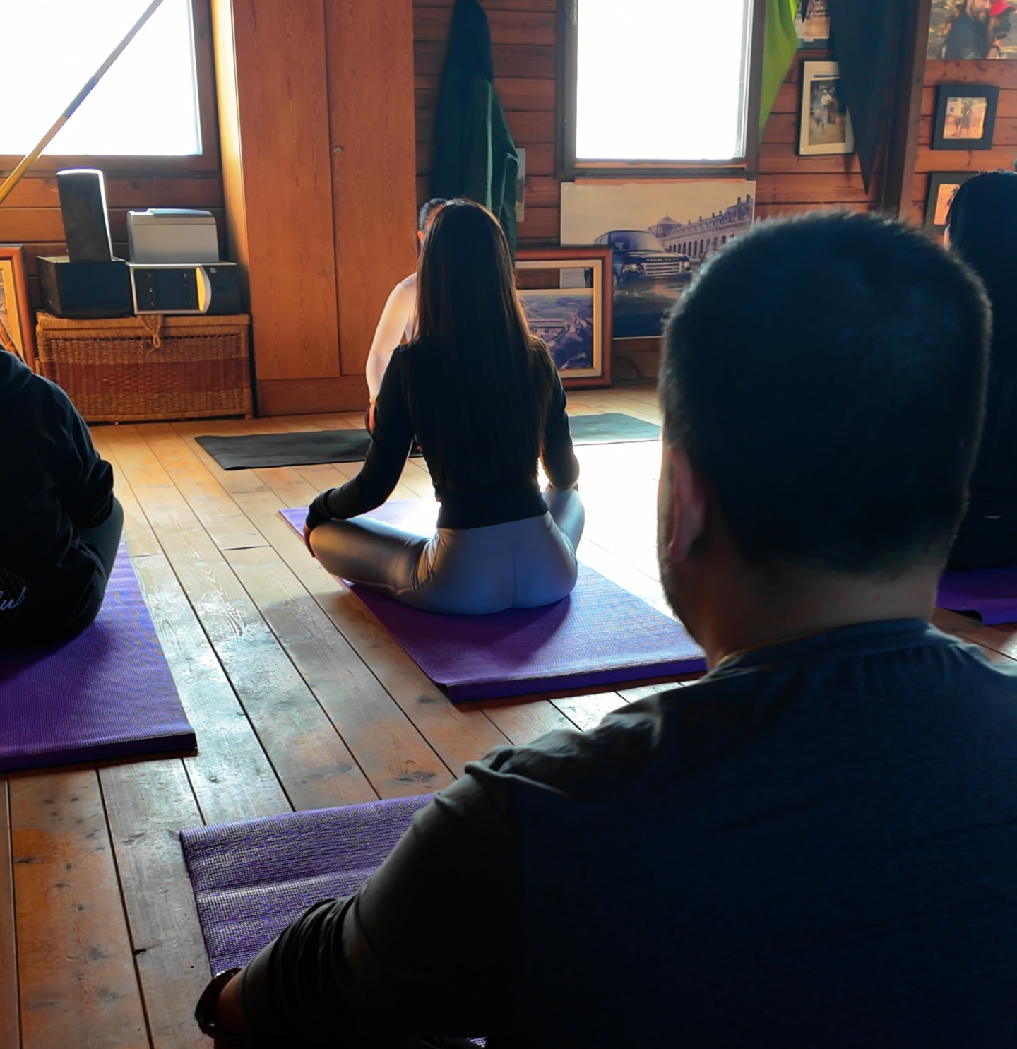 Personas haciendo Yoga