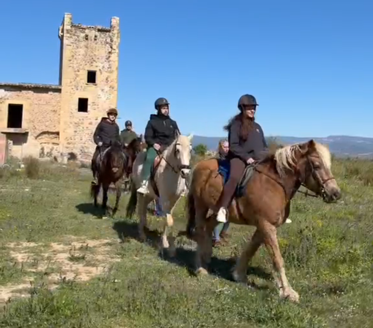 Personas montando a caballo