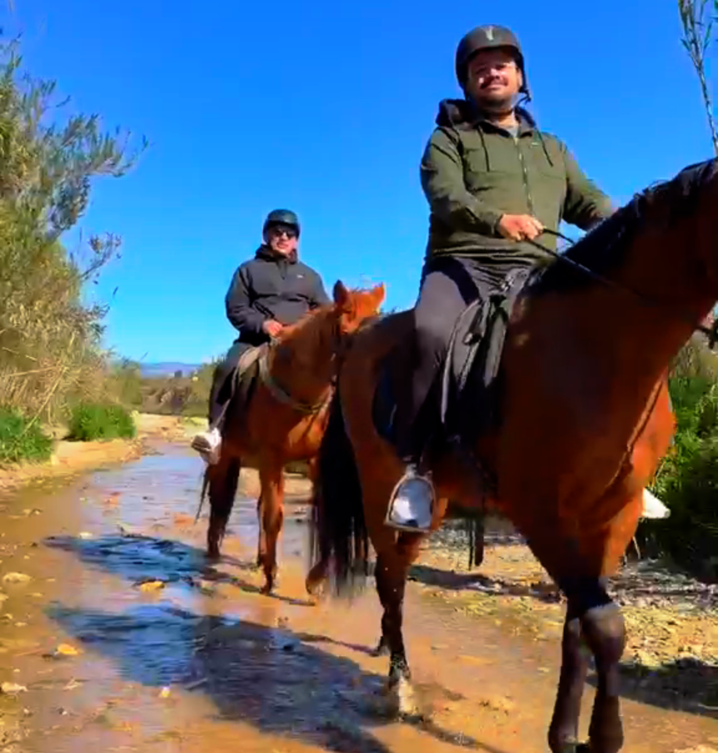 Personas montando a caballo